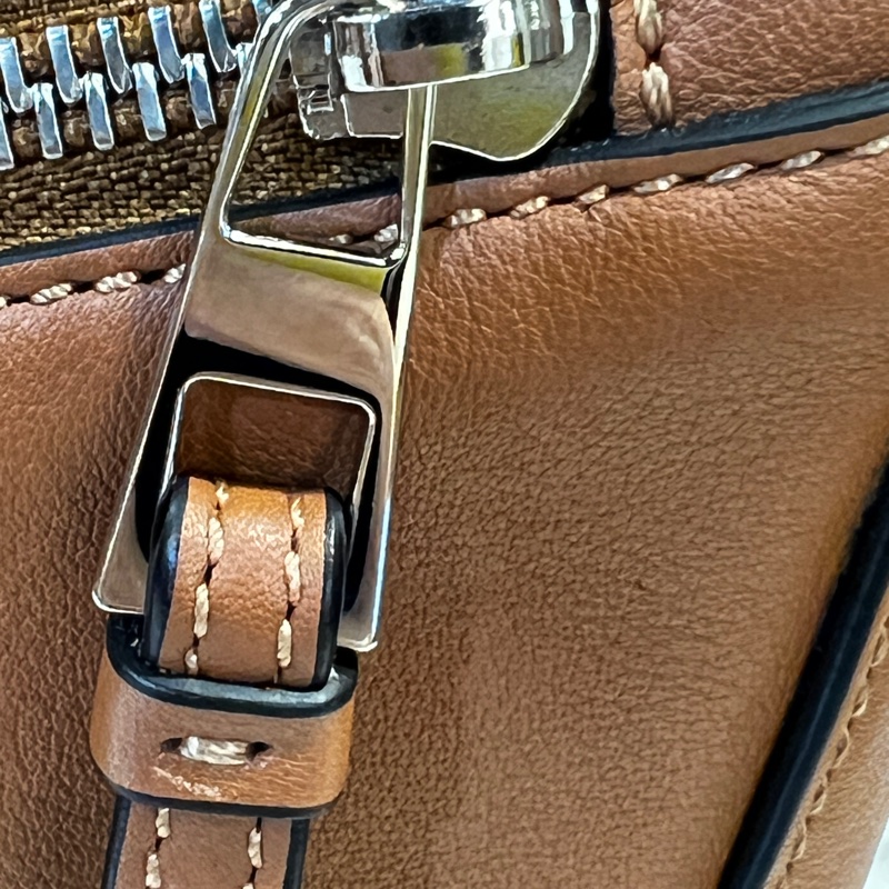 Loewe 焦糖牛皮銀釦PuzzleSmall手提斜背包-18