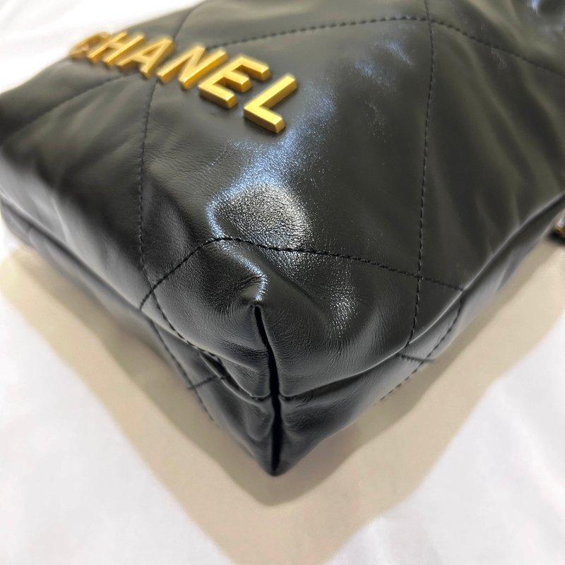 CHANEL22 MINI bag 金幣羊皮斜背包-5