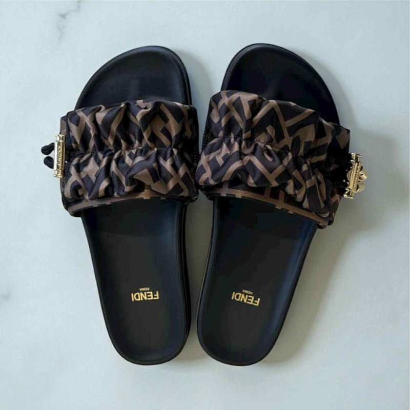 FENDI 牛皮平底拖鞋 咖啡色-0