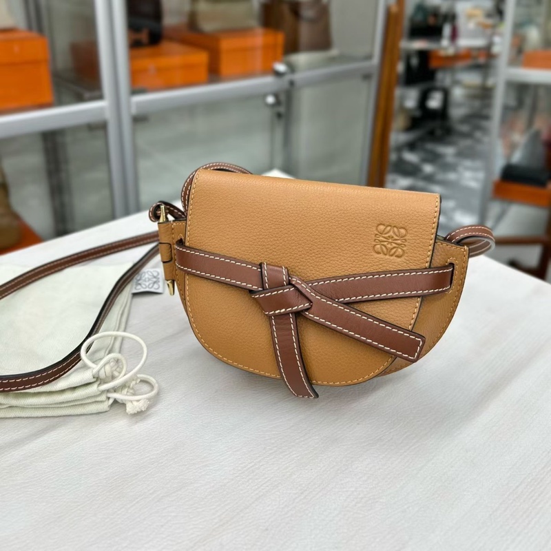 Loewe 焦糖色粒面牛皮mini gate 尺寸約21*12.5 附件塵袋。-0
