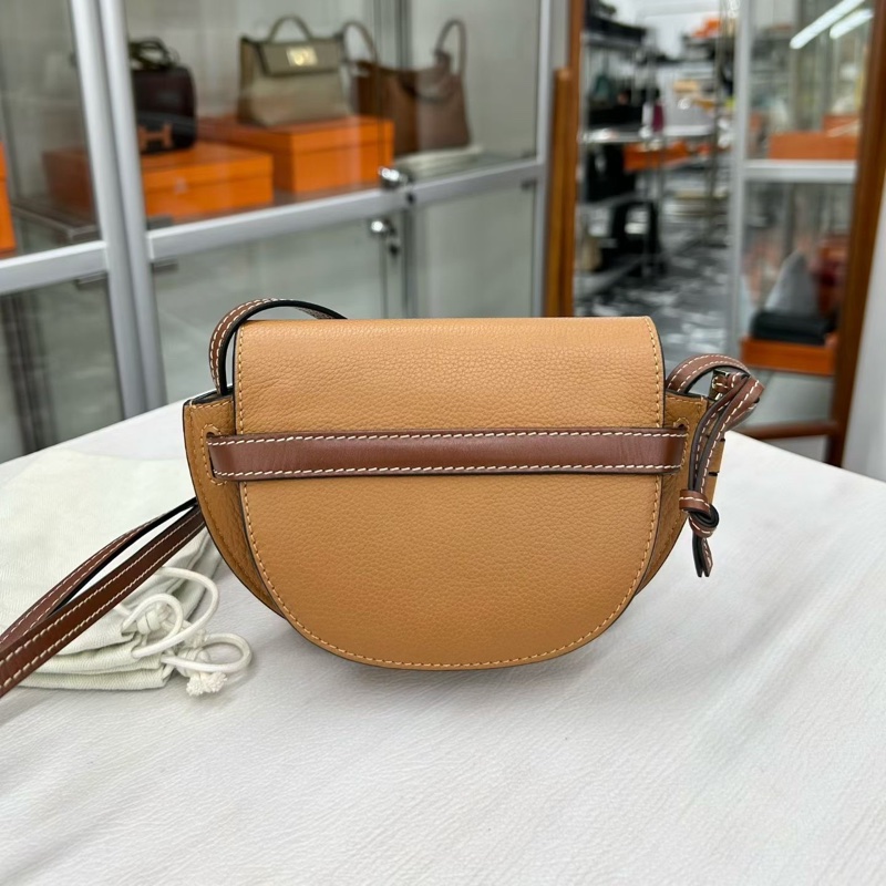 Loewe 焦糖色粒面牛皮mini gate 尺寸約21*12.5 附件塵袋。-1