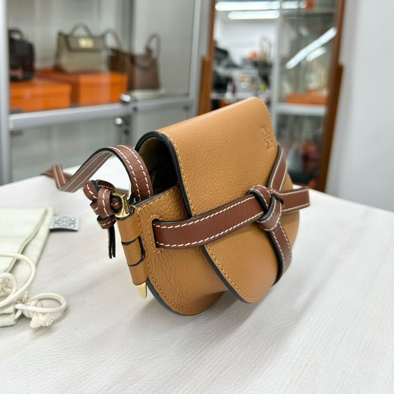 Loewe 焦糖色粒面牛皮mini gate 尺寸約21*12.5 附件塵袋。-4