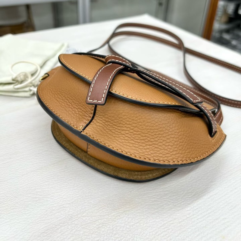 Loewe 焦糖色粒面牛皮mini gate 尺寸約21*12.5 附件塵袋。-5