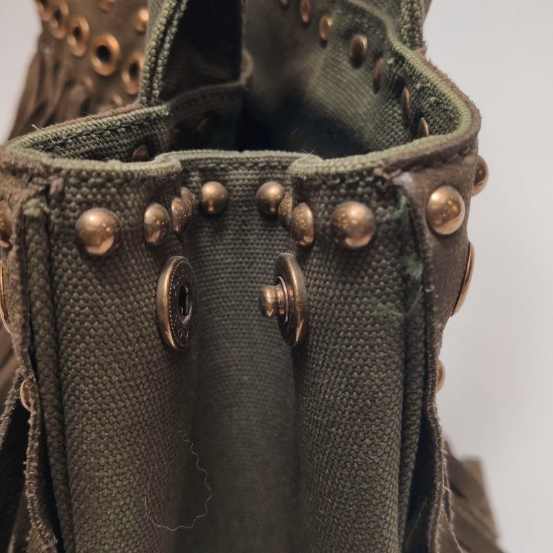 Prada 帆布翻毛皮純色鉚釘裝飾流蘇手提包-11