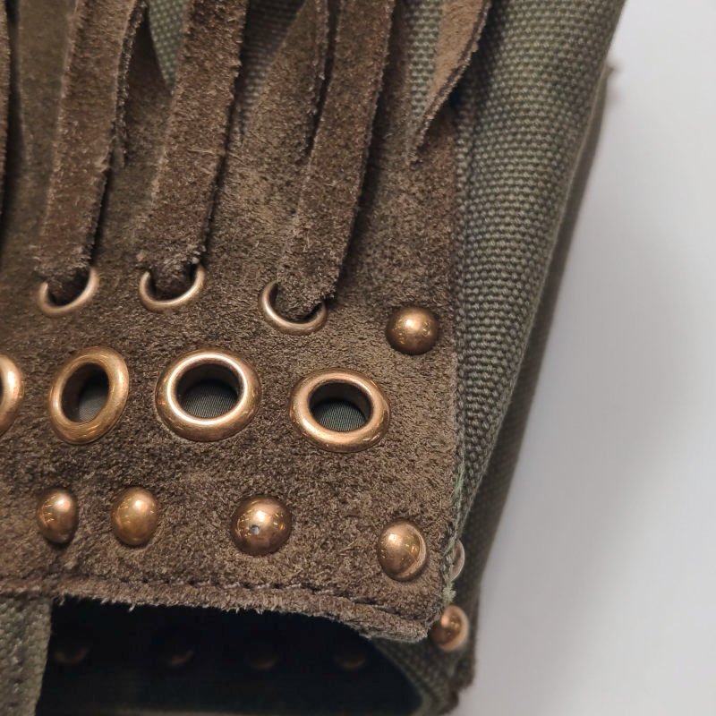 Prada 帆布翻毛皮純色鉚釘裝飾流蘇手提包-13