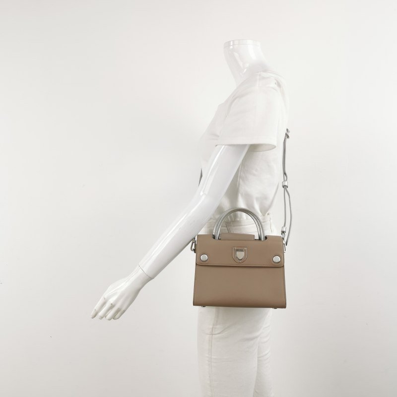 Dior Diorever牛皮純色金屬盾牌扣翻蓋斜挎包-1