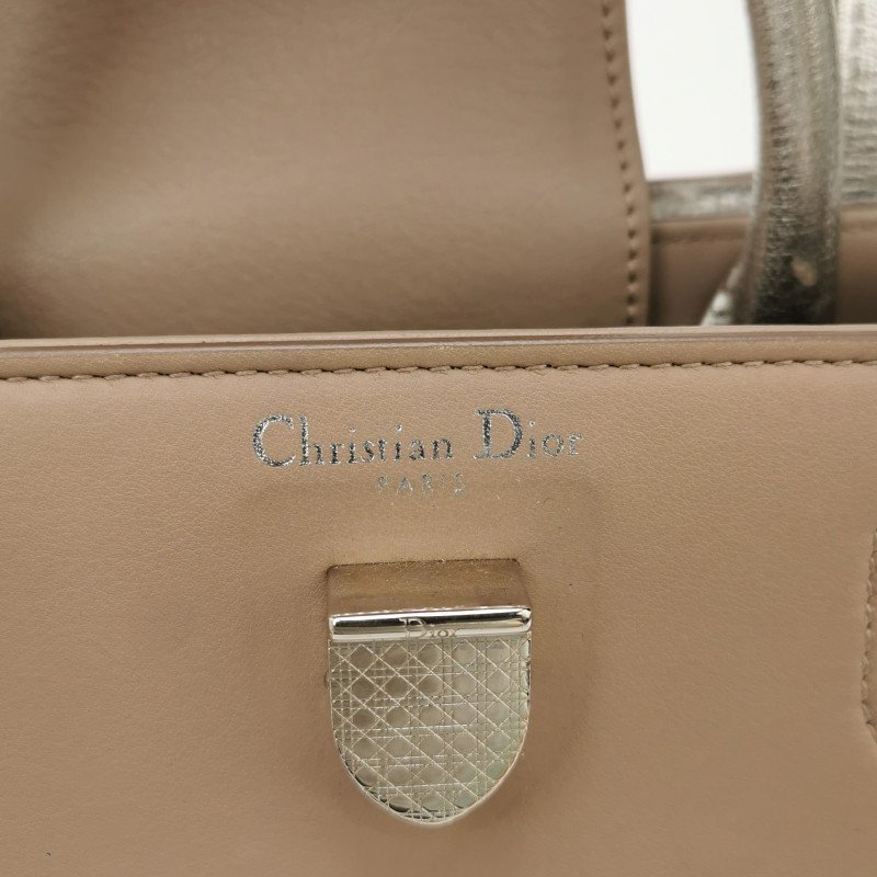 Dior Diorever牛皮純色金屬盾牌扣翻蓋斜挎包-7