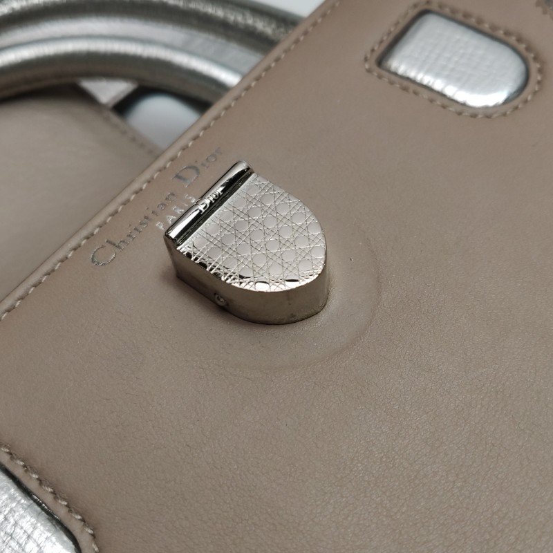 Dior Diorever牛皮純色金屬盾牌扣翻蓋斜挎包-11