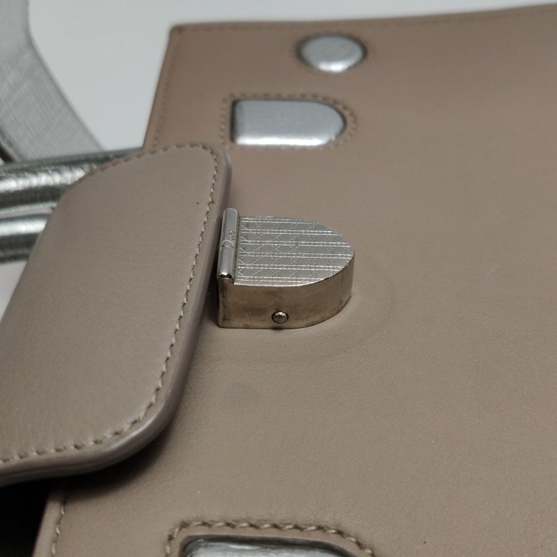 Dior Diorever牛皮純色金屬盾牌扣翻蓋斜挎包-14