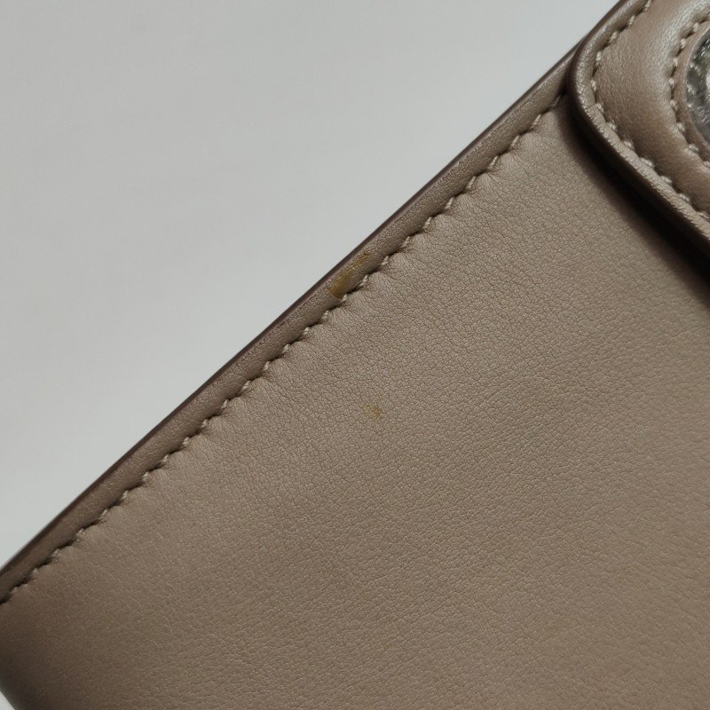 Dior Diorever牛皮純色金屬盾牌扣翻蓋斜挎包-15