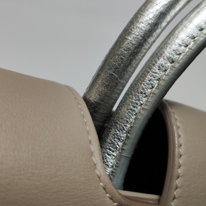 Dior Diorever牛皮純色金屬盾牌扣翻蓋斜挎包-16