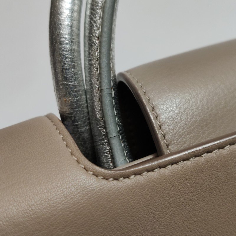 Dior Diorever牛皮純色金屬盾牌扣翻蓋斜挎包-19