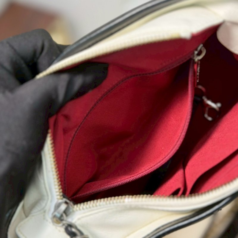 🏷Chanel．Gabrielle 流浪包 小號 熊貓配色/客人寄賣-18