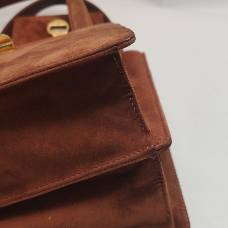 Bvlgari 牛皮磨砂皮純色壓紋Logo金屬旋扣手提包單肩包-15