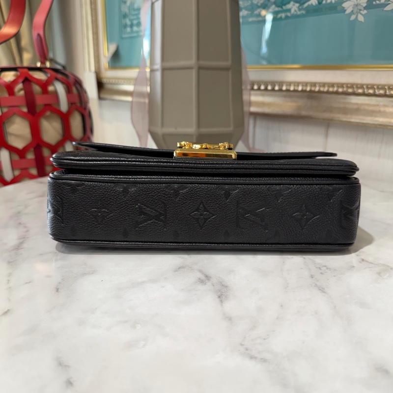 LV 黑牛皮壓紋Marcrau金釦下蓋內雙層肩斜背鏈包M46200-2