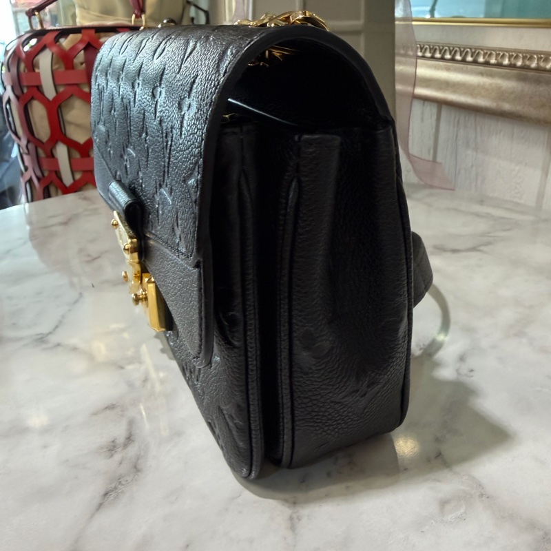 LV 黑牛皮壓紋Marcrau金釦下蓋內雙層肩斜背鏈包M46200-4