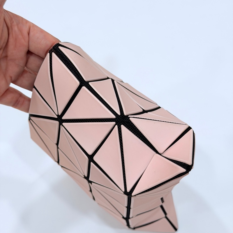 ISSEY MIYAKE  三宅一生 BAOBAO mini 亮面奶茶 三角格 3x3 化妝包 收納包 零錢包 錢包 皮夾-1