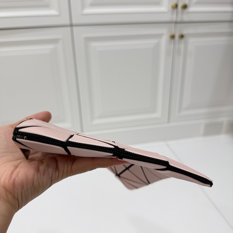 ISSEY MIYAKE  三宅一生 BAOBAO mini 亮面奶茶 三角格 3x3 化妝包 收納包 零錢包 錢包 皮夾-6