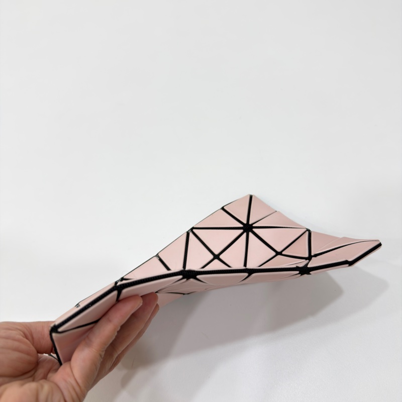 ISSEY MIYAKE  三宅一生 BAOBAO mini 亮面奶茶 三角格 3x3 化妝包 收納包 零錢包 錢包 皮夾-8