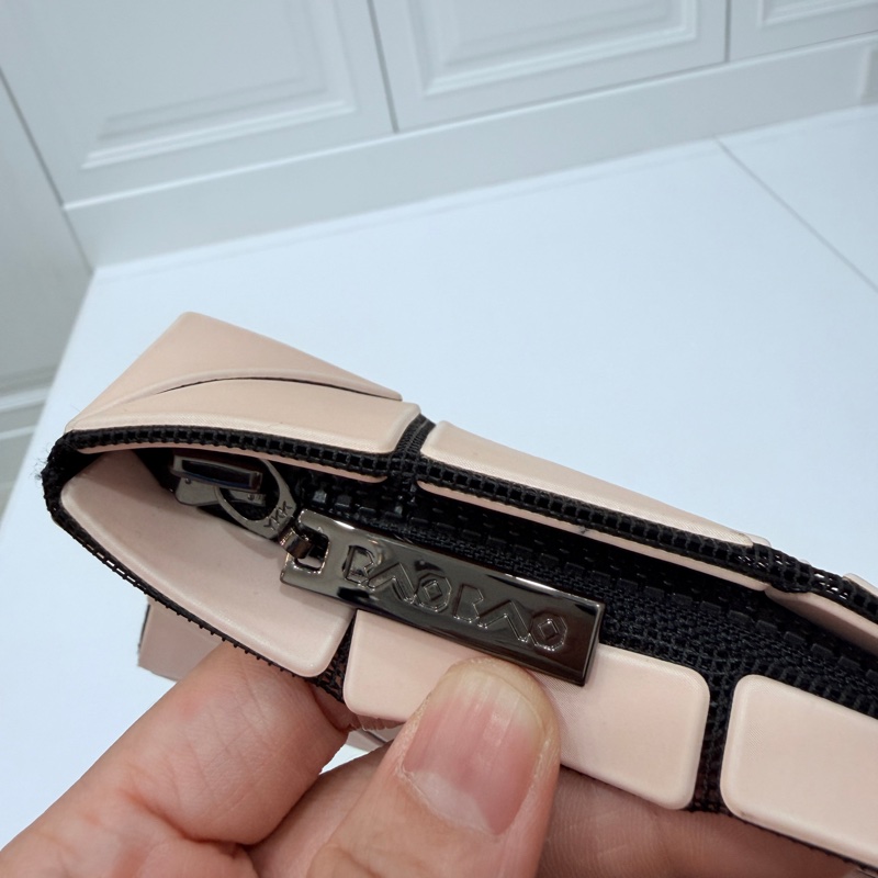 ISSEY MIYAKE  三宅一生 BAOBAO mini 亮面奶茶 三角格 3x3 化妝包 收納包 零錢包 錢包 皮夾-9