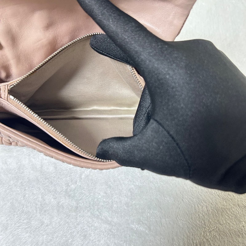 MIU MIU Crystal 皺摺皮革水晶鏈帶 肩背包-21