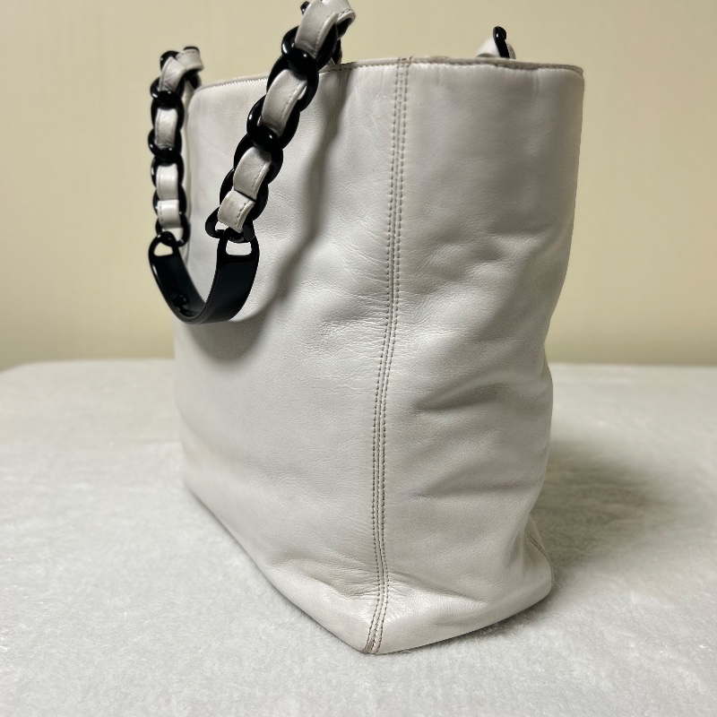 Chanel 白色皮革黑塑膠把手托特包-10