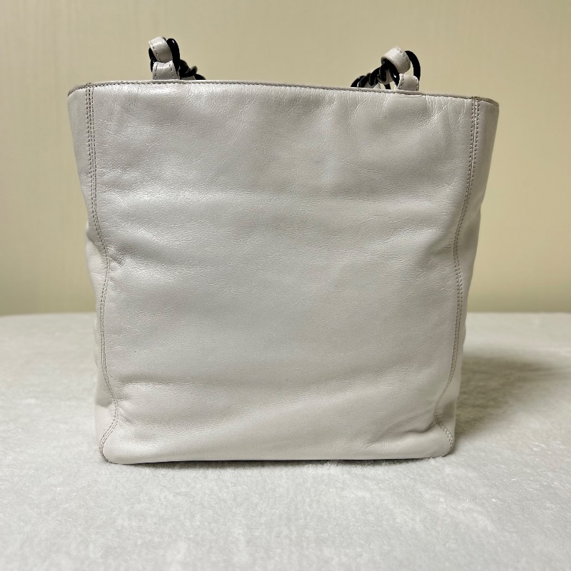 Chanel 白色皮革黑塑膠把手托特包-11