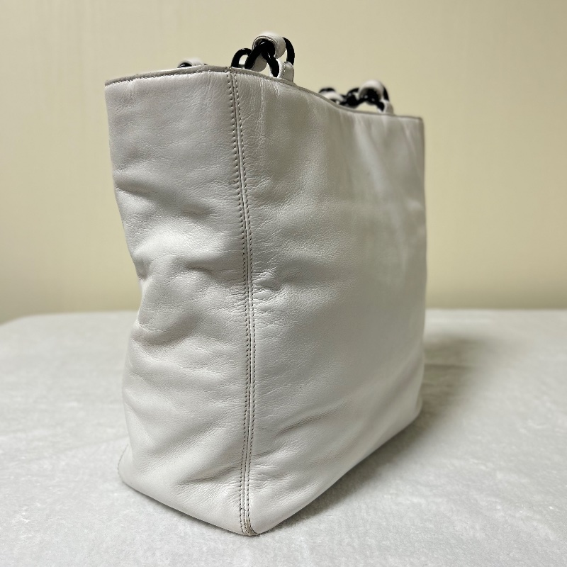 Chanel 白色皮革黑塑膠把手托特包-12