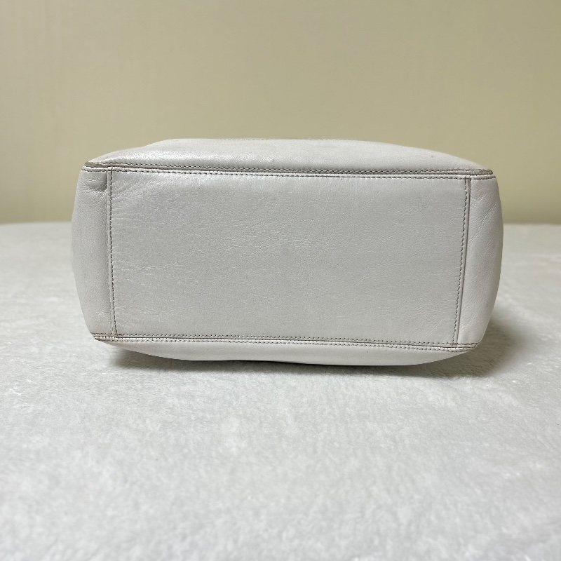 Chanel 白色皮革黑塑膠把手托特包-13