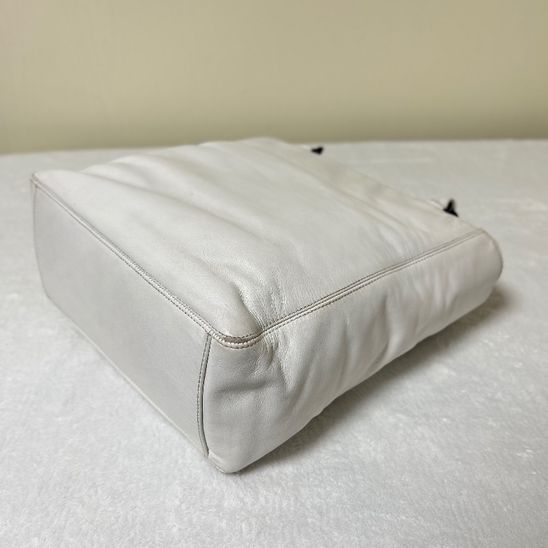 Chanel 白色皮革黑塑膠把手托特包-17