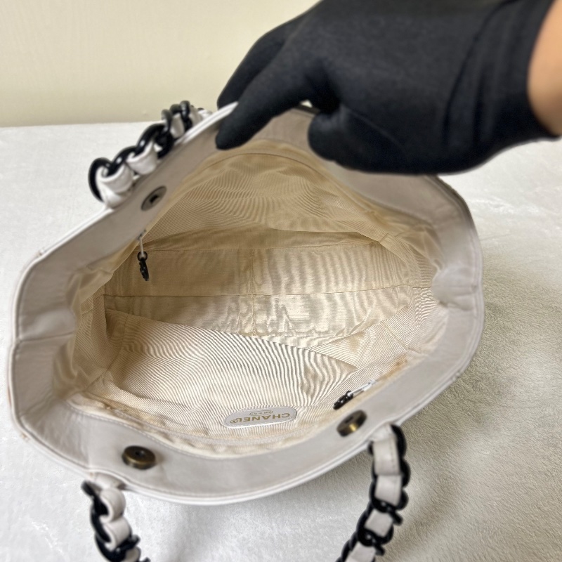 Chanel 白色皮革黑塑膠把手托特包-18