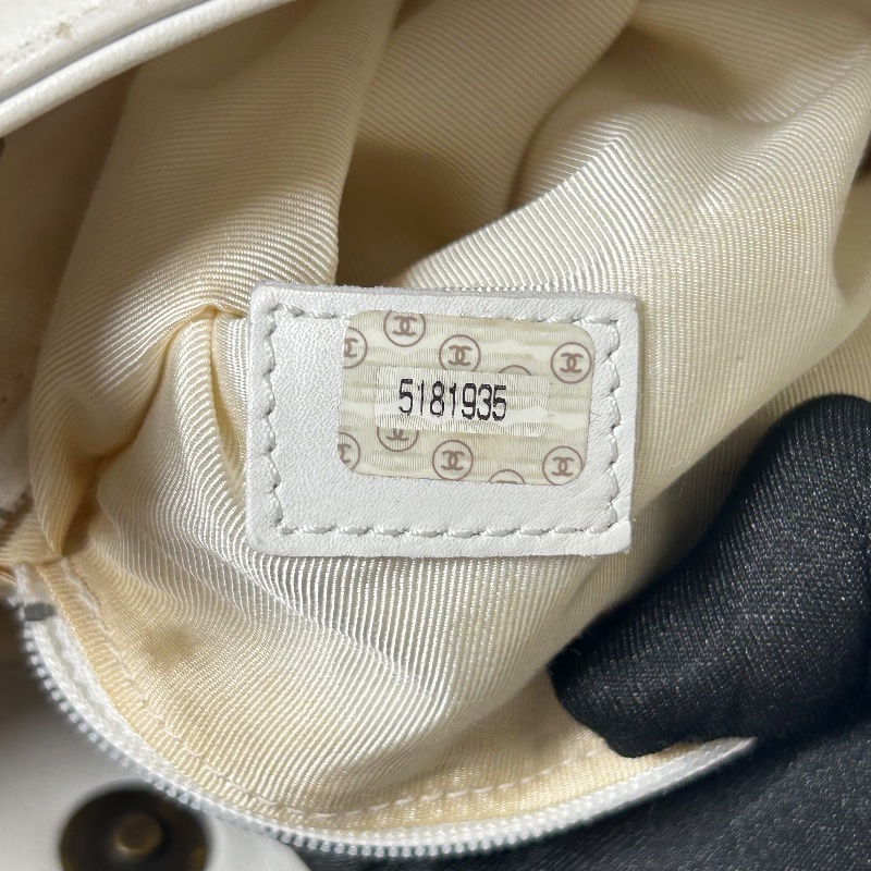 Chanel 白色皮革黑塑膠把手托特包-21