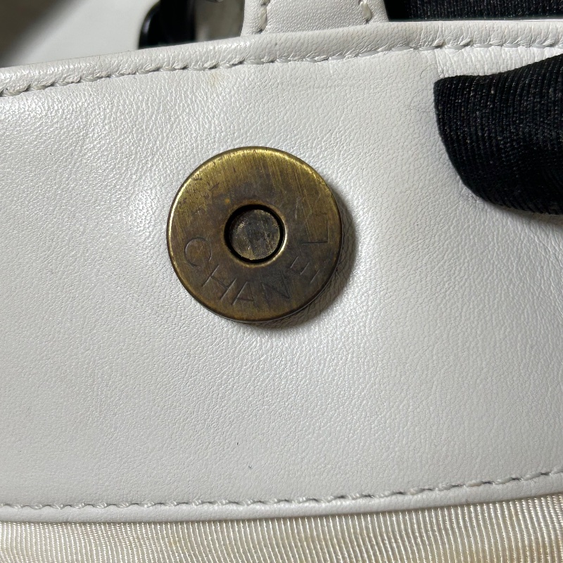 Chanel 白色皮革黑塑膠把手托特包-25
