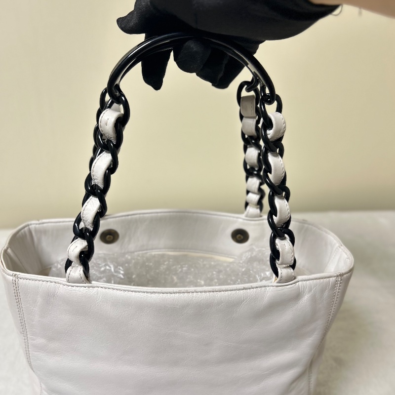 Chanel 白色皮革黑塑膠把手托特包-27