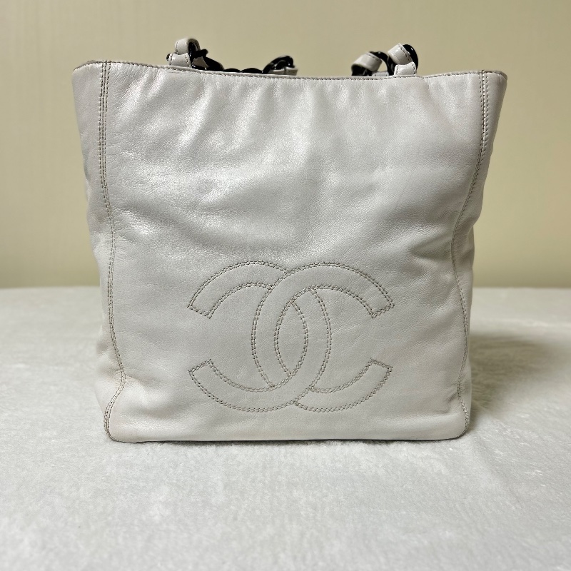 Chanel 白色皮革黑塑膠把手托特包-29