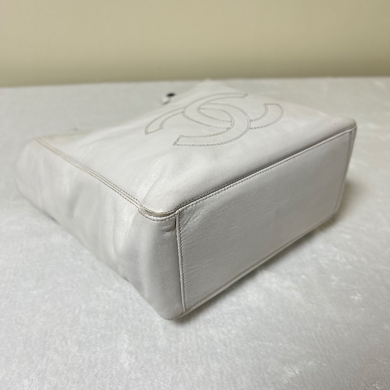 Chanel 白色皮革黑塑膠把手托特包-30