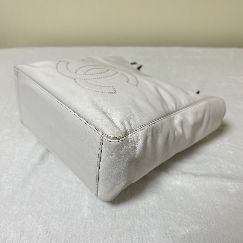 Chanel 白色皮革黑塑膠把手托特包-31