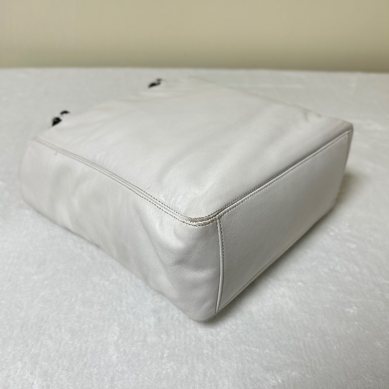 Chanel 白色皮革黑塑膠把手托特包-32