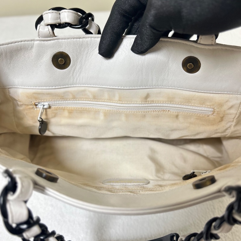 Chanel 白色皮革黑塑膠把手托特包-34