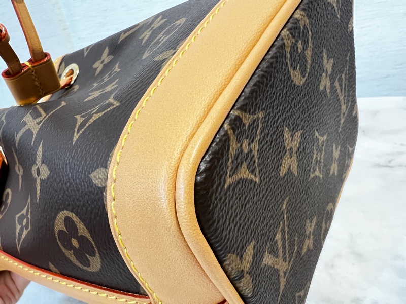 LV 原花金釦Mano Noe 水提斜背水桶包-8