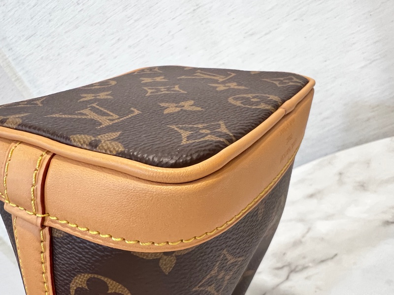 LV 原花金釦Mano Noe 水提斜背水桶包-10