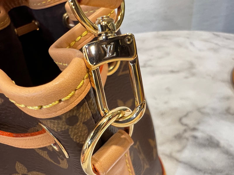 LV 原花金釦Mano Noe 水提斜背水桶包-14
