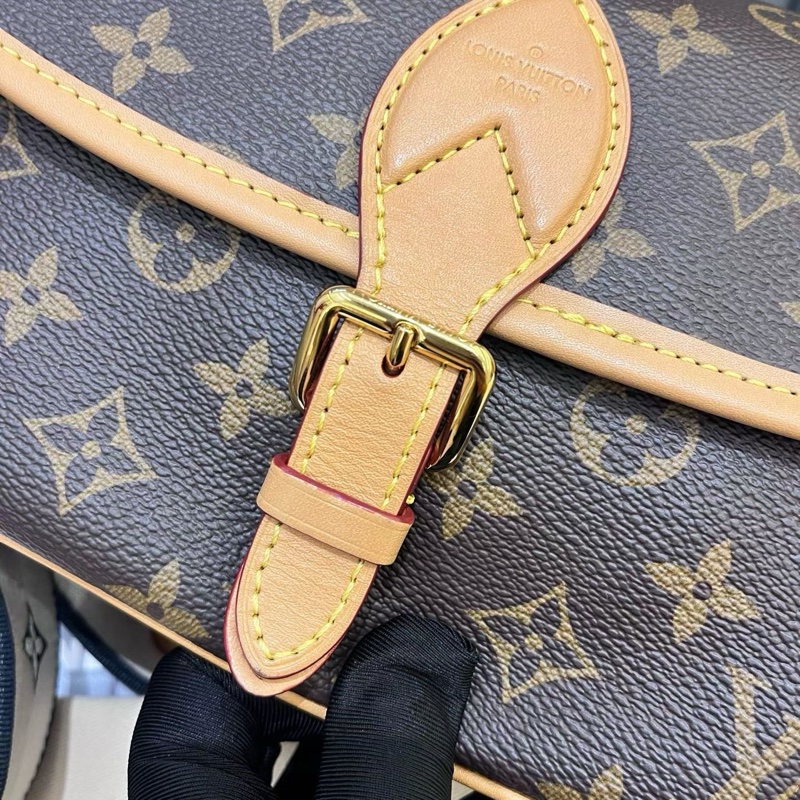 LV diane 法棍包黑色肩帶-2