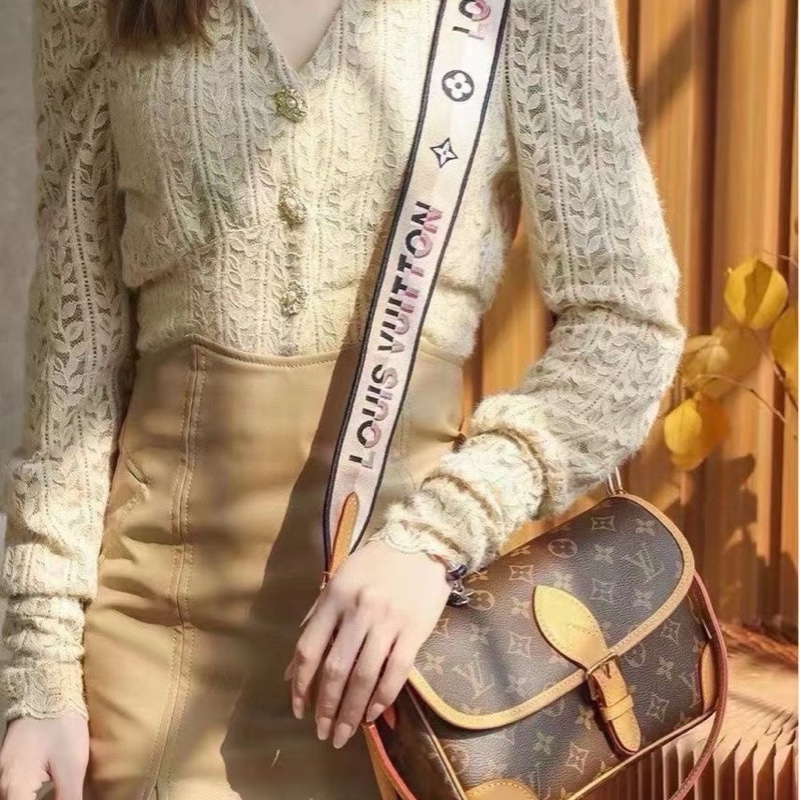 LV diane 法棍包黑色肩帶-8