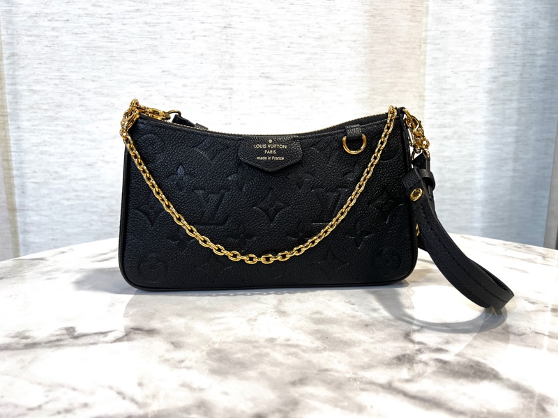 LV 黑牛皮壓紋Easy Pouch On Strap金釦肩斜背包-0