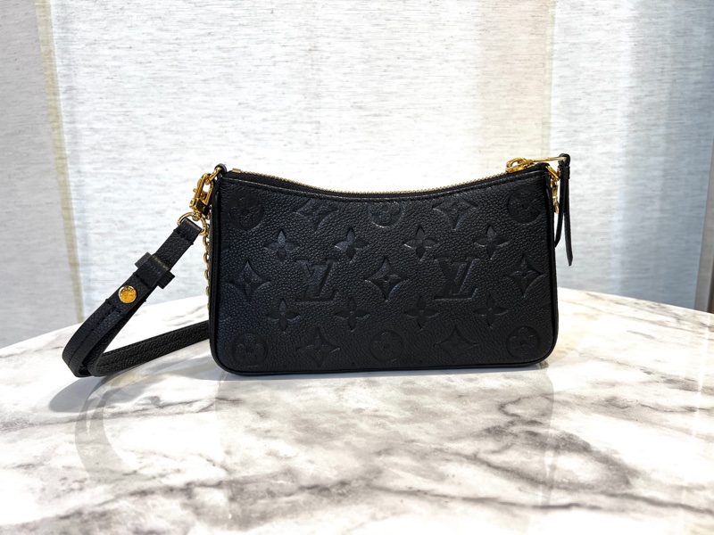 LV 黑牛皮壓紋Easy Pouch On Strap金釦肩斜背包-1