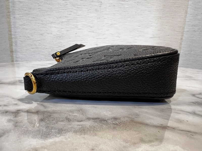 LV 黑牛皮壓紋Easy Pouch On Strap金釦肩斜背包-2