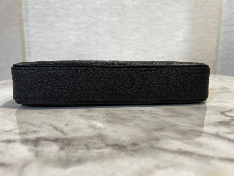 LV 黑牛皮壓紋Easy Pouch On Strap金釦肩斜背包-3