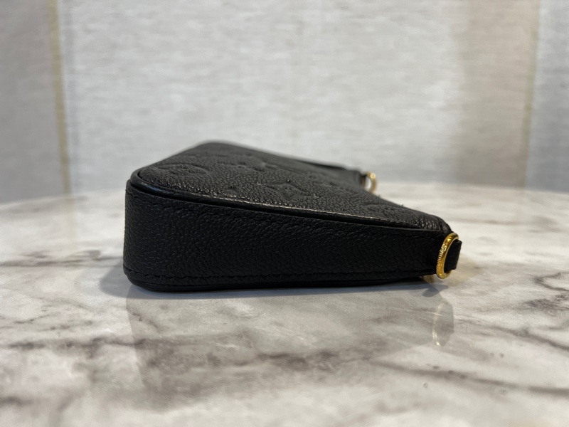 LV 黑牛皮壓紋Easy Pouch On Strap金釦肩斜背包-4