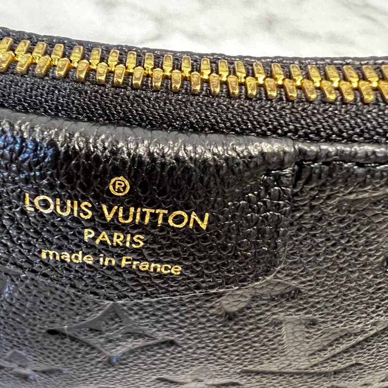 LV 黑牛皮壓紋Easy Pouch On Strap金釦肩斜背包-6